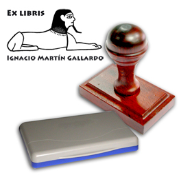 Ex Libris Modelo 8 Madera Caoba - Ex Libris modelo 8 , incluye el mango de madera caoba, tamaño 62 x 38 mm, almohadilla y bolsa limosnera.